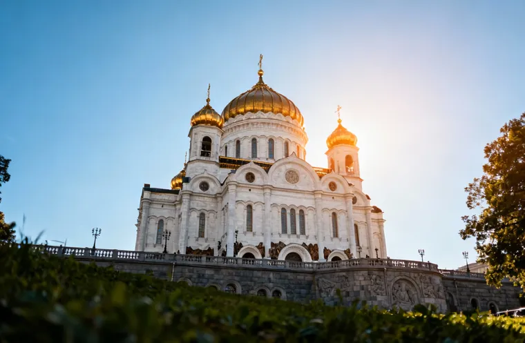 Église orthodoxe à dômes dorés
