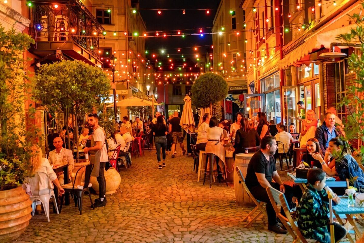 Quartier Kapana à Plovdiv, terrasses le soir