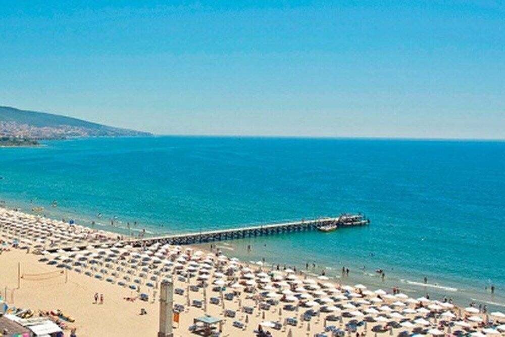 Sunny Beach (Slanchev Bryag) — plage et ponton sur la côte de la Mer Noire, près de Nessebar, Bulgarie