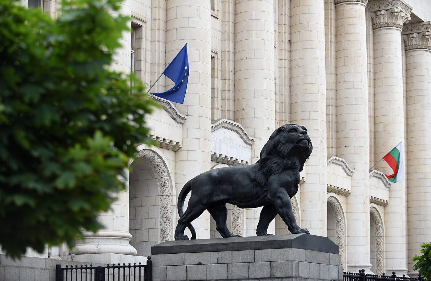 Lion de bronze devant le Parlement bulgare avec drapeaux UE et Bulgarie — Sofia, capitale, Union Européenne